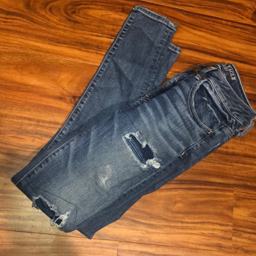 US size 2 American Eagle Ripped Jeans !